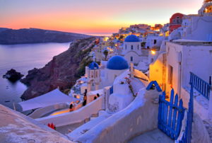 Ortsansicht mit Kirchen am Hang über der Caldera, Ia, ( Oia ), Santorin, ( Thira ), Kykladen, Ägäische Inseln, Ägäis, Griechenland, Abenddämmerung Ortsansicht mit Kirchen am Hang über der Caldera, Ia, ( Oia ), Santorin, ( Thira ), Kykladen, Ägäische Inseln, Ägäis, Griechenland, Abenddämmerung